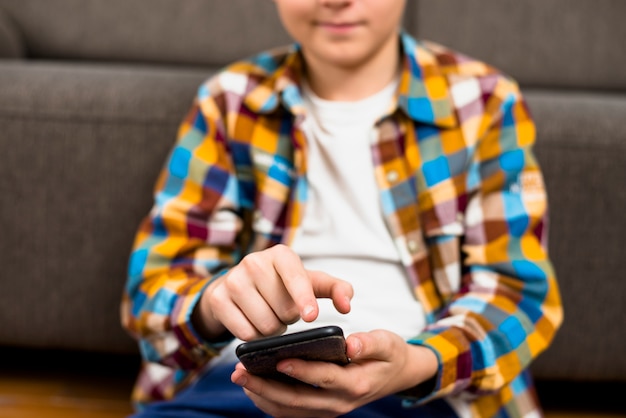 Niño con auriculares usando smartphone