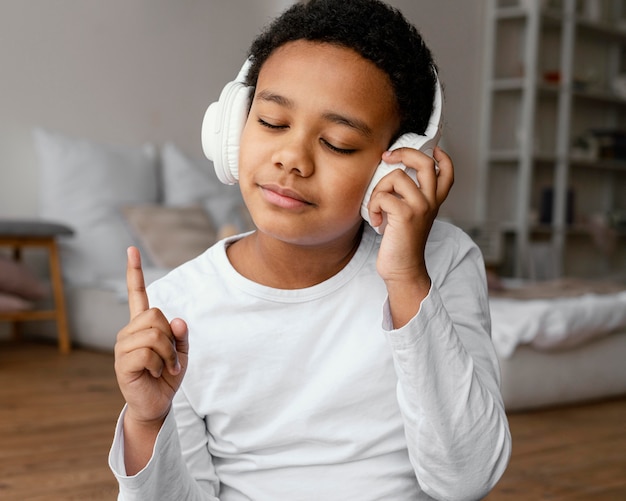 Foto gratuita niño con auriculares