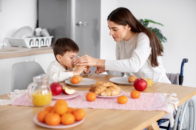 Niño ayudando a personas discapacitadas