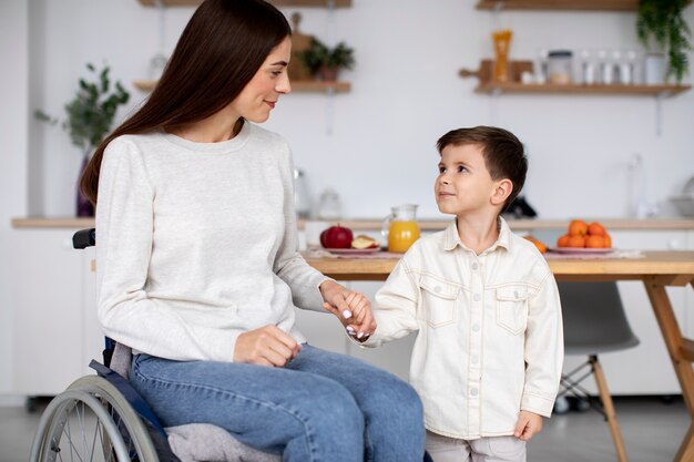 Niño ayudando a su madre discapacitada