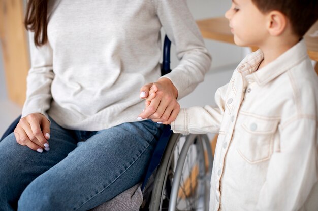 Niño ayudando a su madre discapacitada