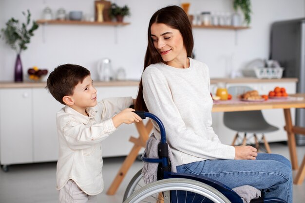 Niño ayudando a su madre discapacitada