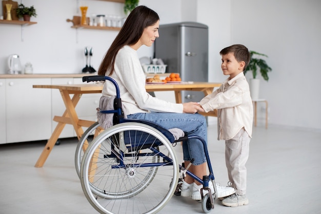 Foto gratuita niño ayudando a su madre discapacitada