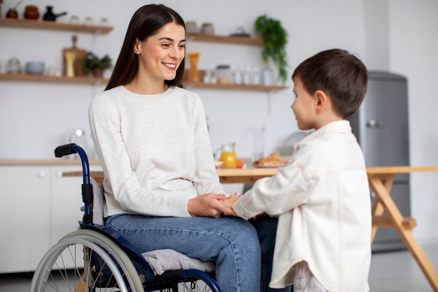 Niño ayudando a su madre discapacitada