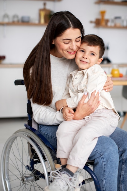 Foto gratuita niño ayudando a su madre discapacitada