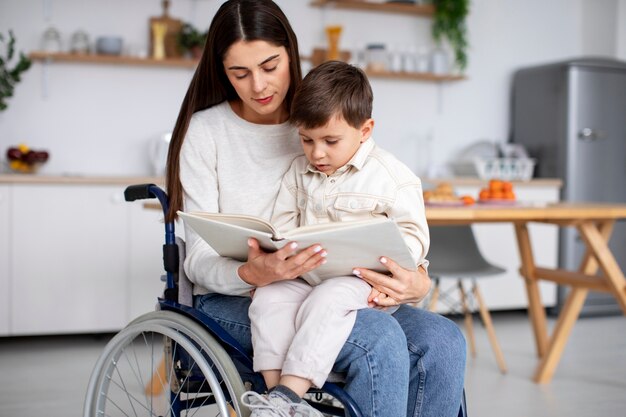 Niño ayudando a su madre discapacitada