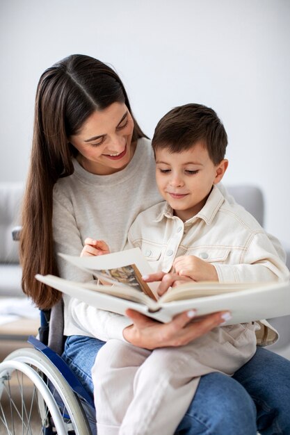 Niño ayudando a su madre discapacitada