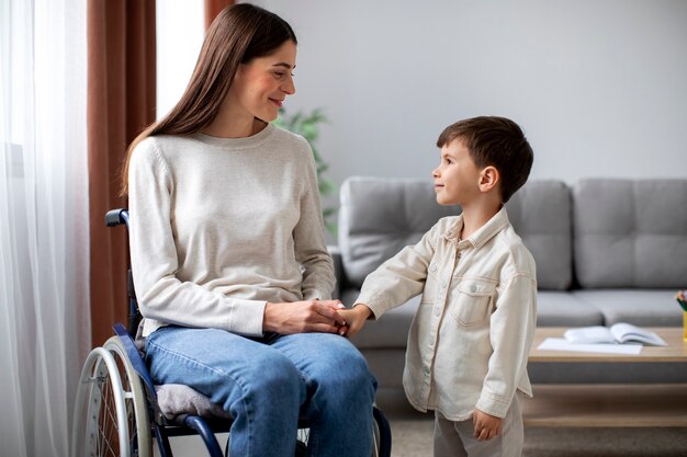 Niño ayudando a su madre discapacitada