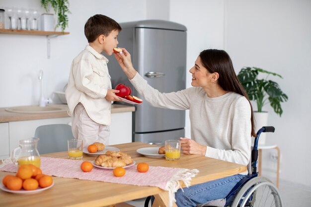 Niño ayudando a su madre discapacitada