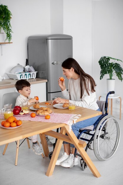 Niño ayudando a su madre discapacitada