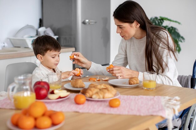 Niño ayudando a su madre discapacitada