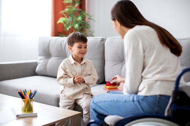 Foto gratuita niño ayudando a su madre discapacitada