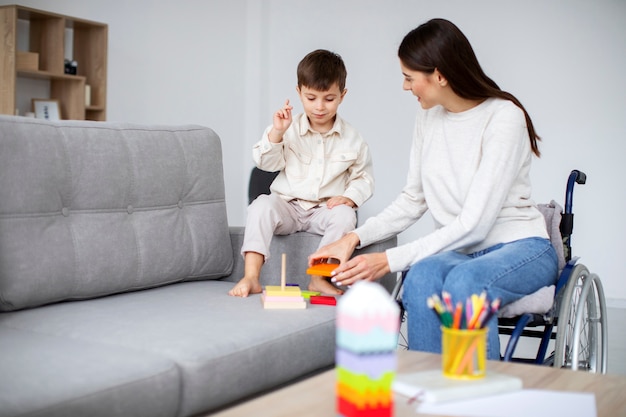 Niño ayudando a su madre discapacitada