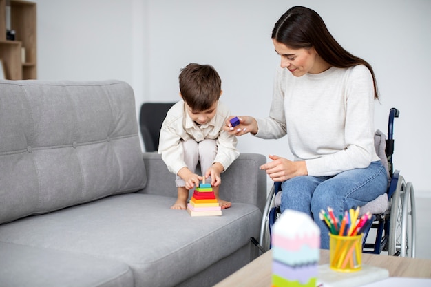 Foto gratuita niño ayudando a su madre discapacitada