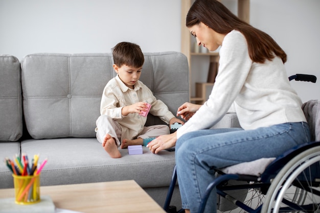 Foto gratuita niño ayudando a su madre discapacitada