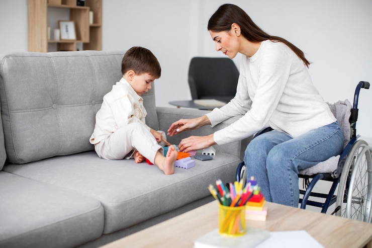 Foto gratuito niño ayudando a su madre discapacitada