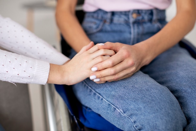 Foto gratuita niño ayudando a su madre discapacitada