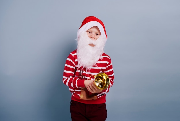 Foto gratuita niño con barba y sombrero de santa