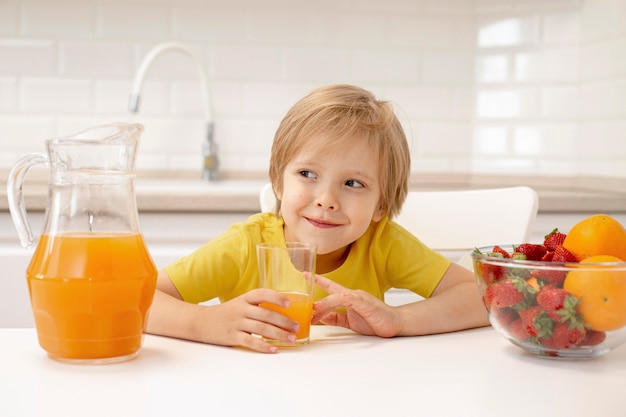 Niño bebiendo jugo