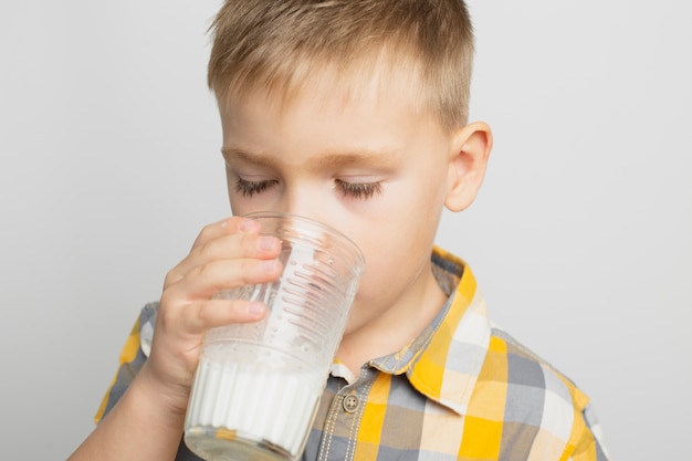 Niño bebiendo leche con vaso