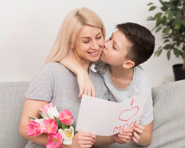 Niño besando a su madre