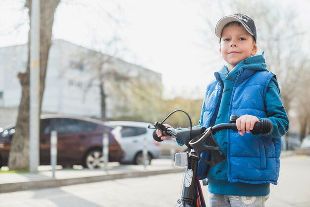 Niño con bici fuera