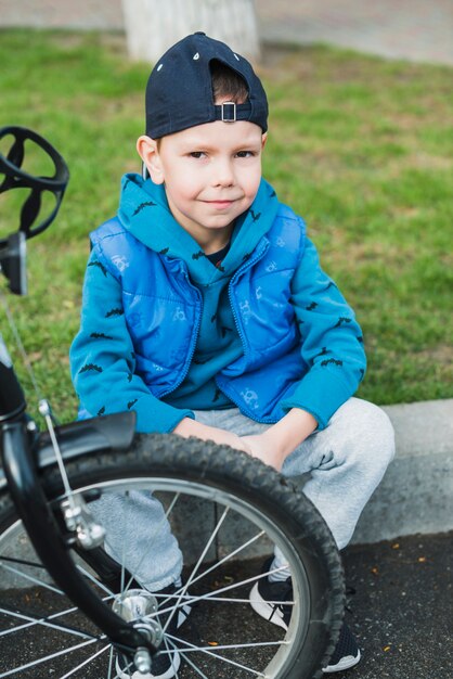 Foto gratuita niño con bici fuera