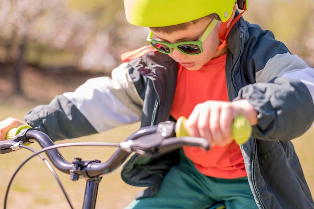 Niño, bicicleta que cabalga