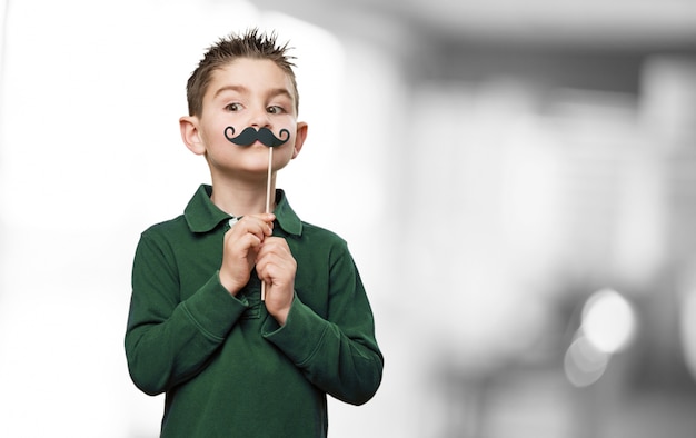 Niño con un bigote falso