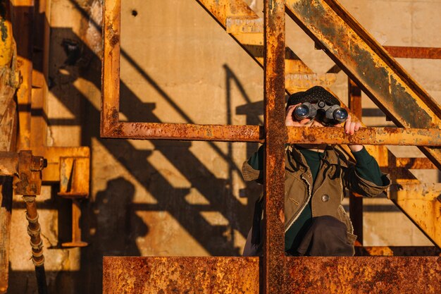 Niño con binoculares en las escaleras