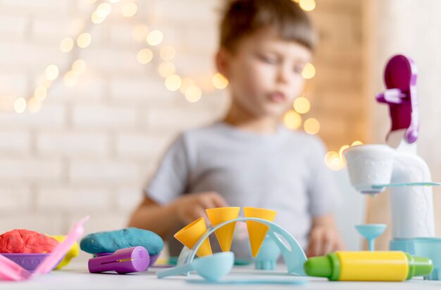 Niño borroso jugando con juguetes