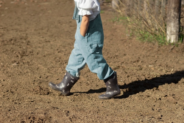 Niño con botas de cerca