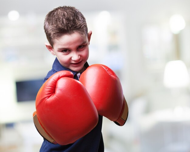 Niño boxeador agresivo