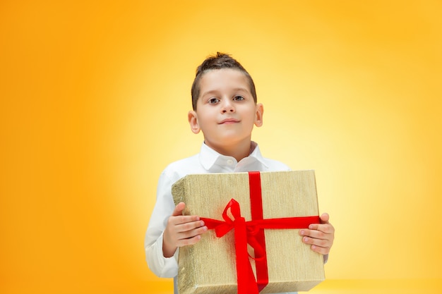 Foto gratuita el niño con caja de regalo