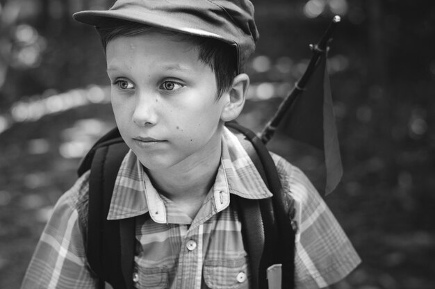 Niño caminando en el bosque