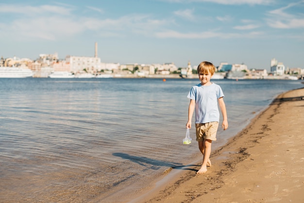 Niño caminando por la costa