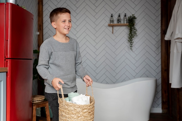 Niño con canasta de tiro medio