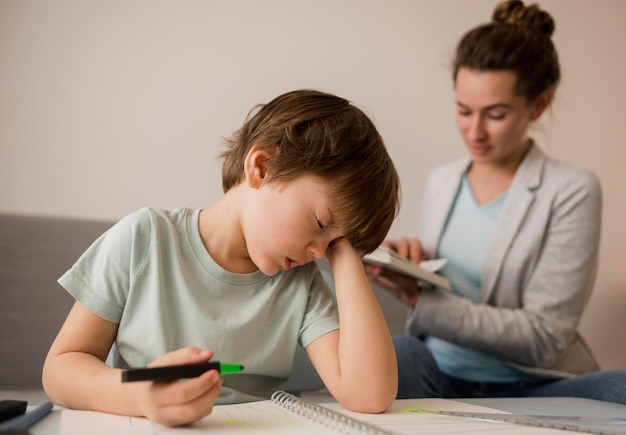 Foto gratuita niño cansado mientras está en casa