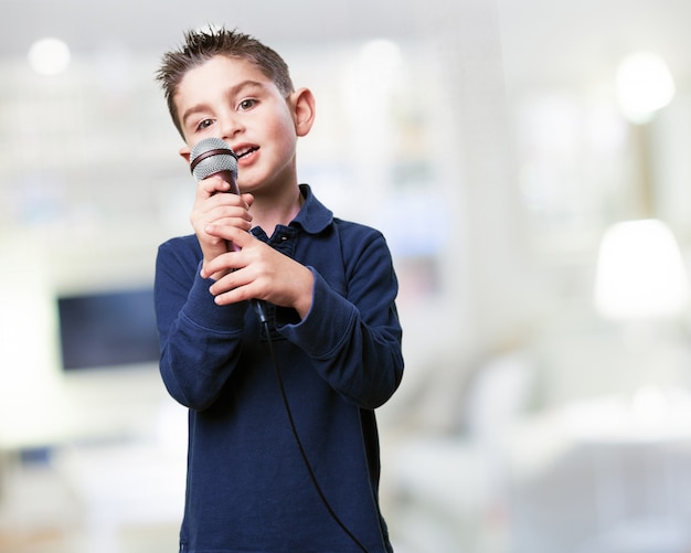 Foto gratuita niño cantando