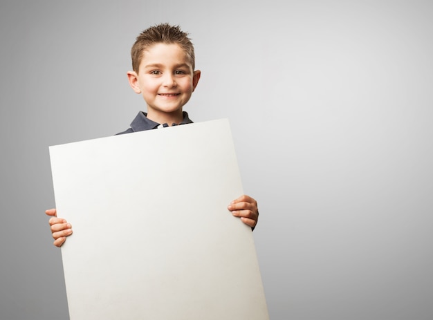 Niño con un cartel