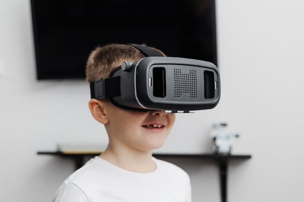 Niño en casa con casco de realidad virtual