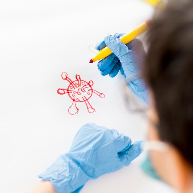 Niño en casa dibujando coronavirus