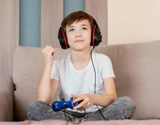 Niño en casa jugando juegos