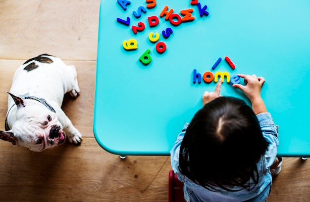 Foto gratuita niño en casa jugando con letras