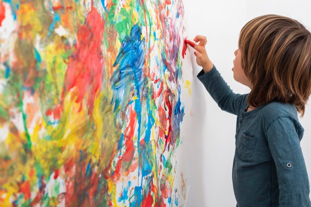 Niño en casa pintando