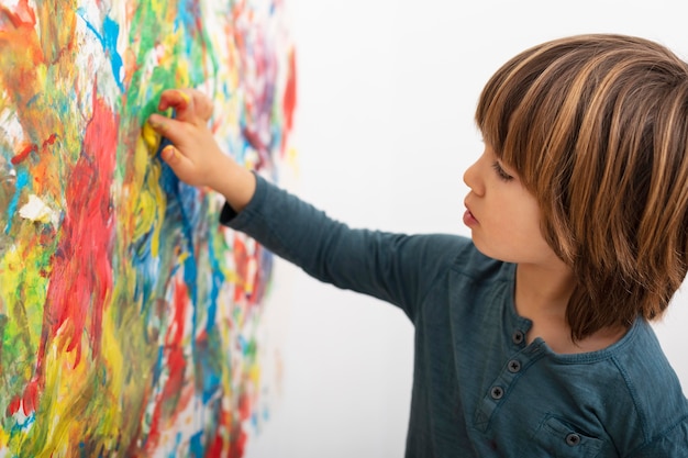 Foto gratuita niño en casa pintando