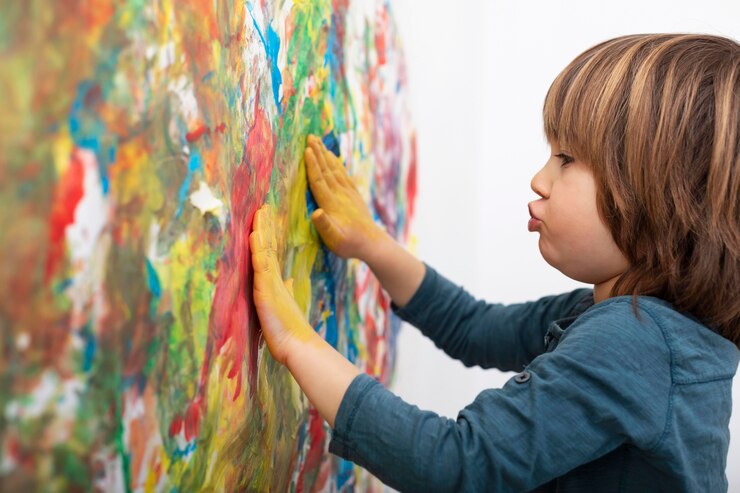 Foto gratuito niño en casa pintando