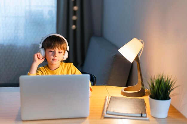 Niño en casa tomando cursos virtuales