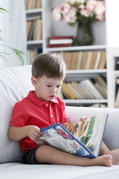 niño en casa