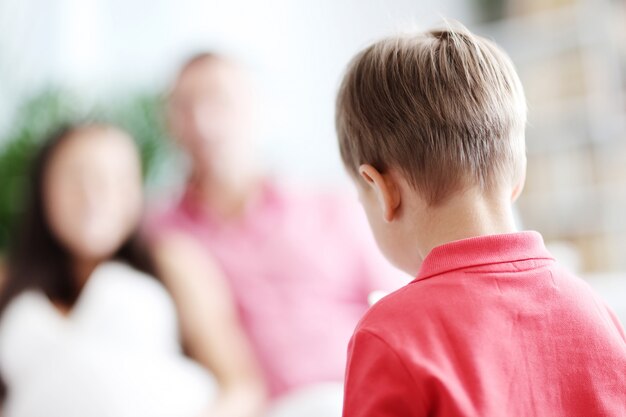 niño en casa